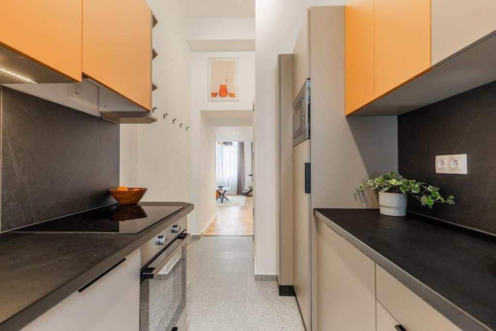 XIII Shades Pink Flamingo Apartment Будапеща Екстериор снимка